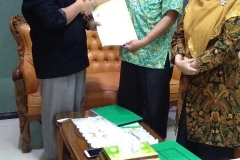 Penyerahan dana Infaq dari Pengurus KSP PS BMT Artha Buana Metro ke Ketua LAZISNU Kota Metro